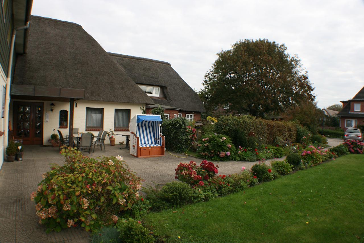 Ferienwohnungen Im Hotel Garni Zur Post Utersum Exterior foto