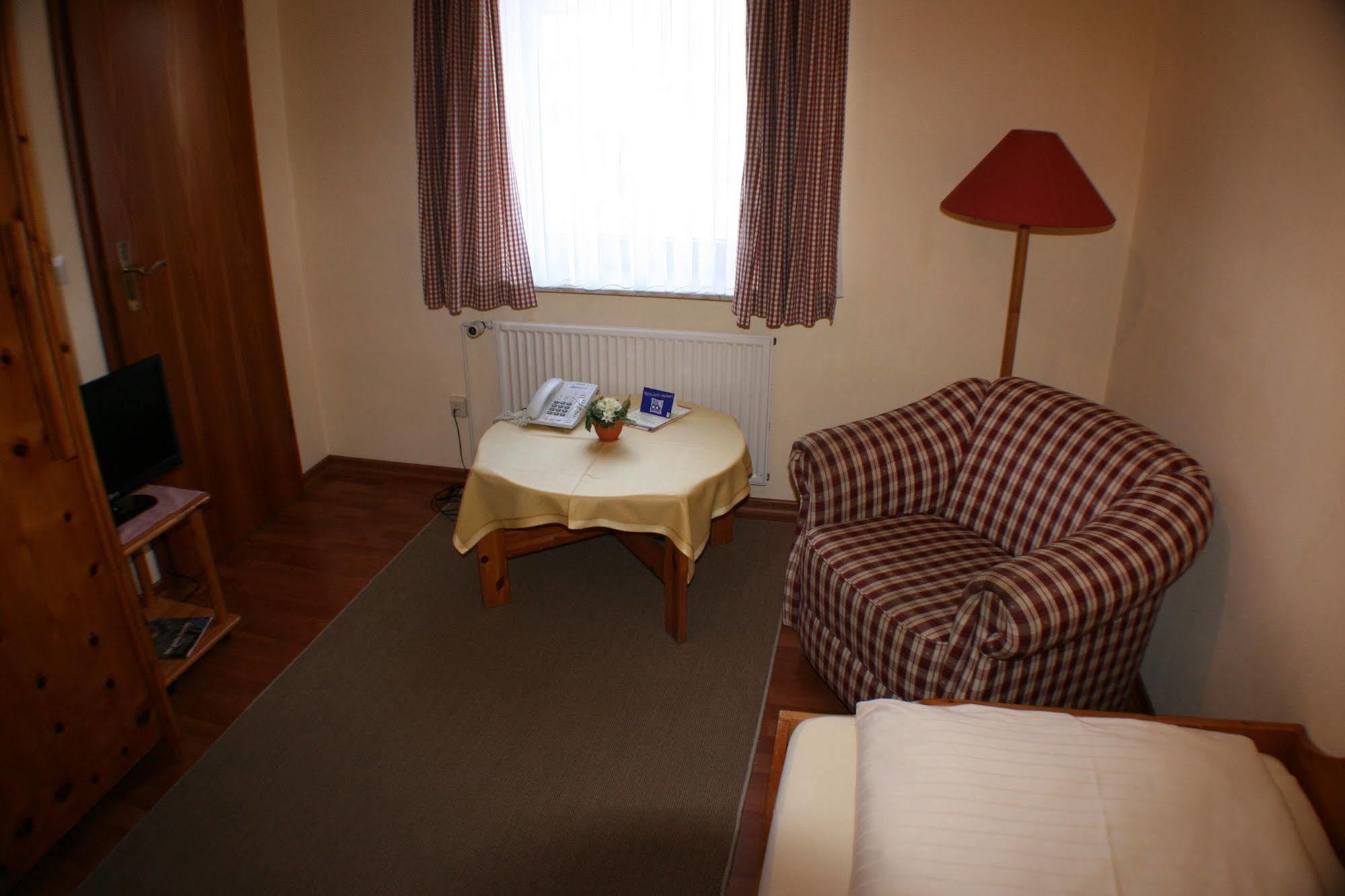 Ferienwohnungen Im Hotel Garni Zur Post Utersum Exterior foto