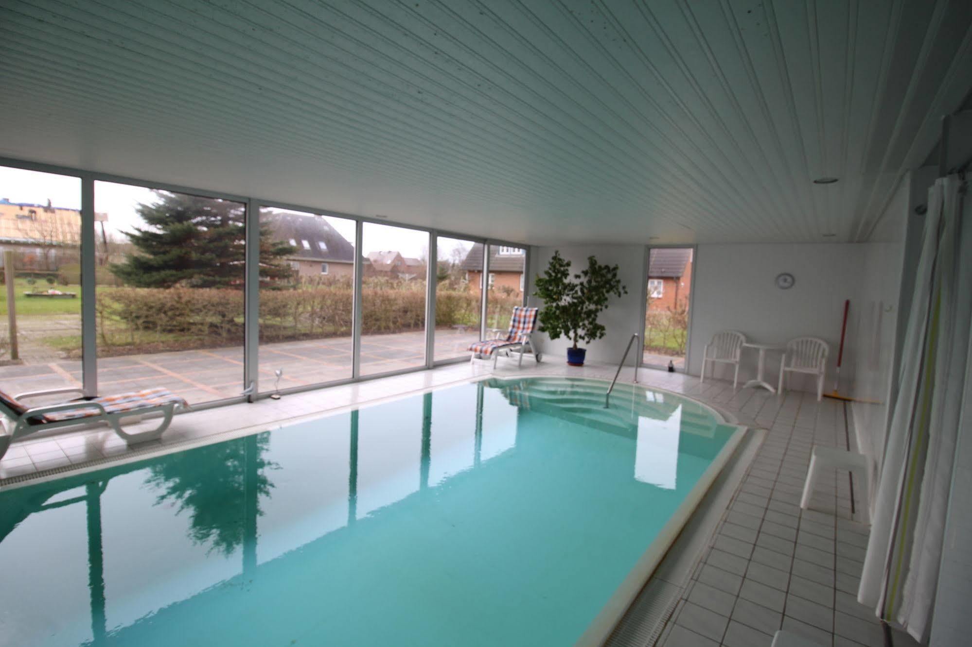 Ferienwohnungen Im Hotel Garni Zur Post Utersum Exterior foto