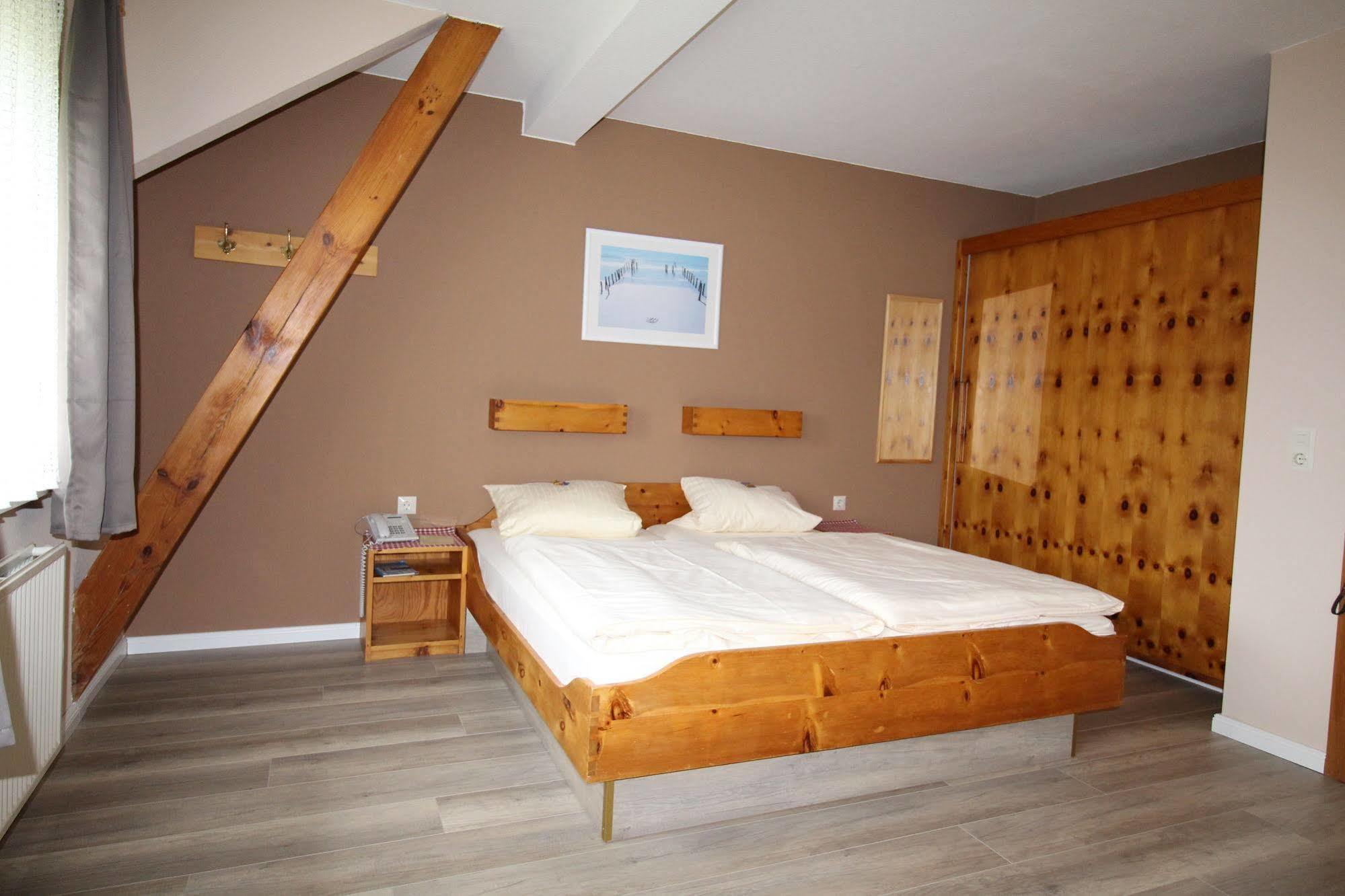 Ferienwohnungen Im Hotel Garni Zur Post Utersum Exterior foto